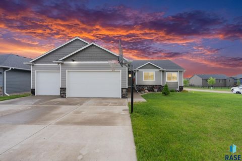 Homes For Sale - 4001 S Catcher Court<br/> Sioux Falls, SD 57110