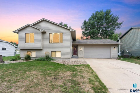 Photo of 6205 W Jordan Dr, Sioux Falls, SD 57106 (MLS # 22606313)