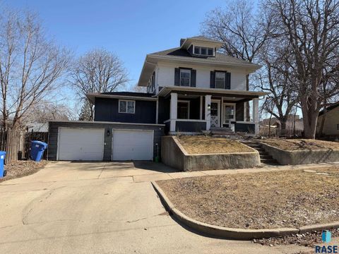 Photo of 1114 S 6th Ave, Sioux Falls, SD 57105 (MLS # 22601885)