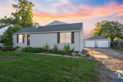 Photo of 3117 S Lake Ave, Sioux Falls, SD 57105 (MLS # 22607733)