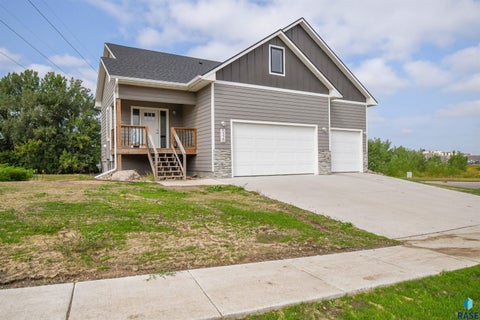 Homes For Sale - 5320 E 28th Street<br/> Sioux Falls, SD 57110