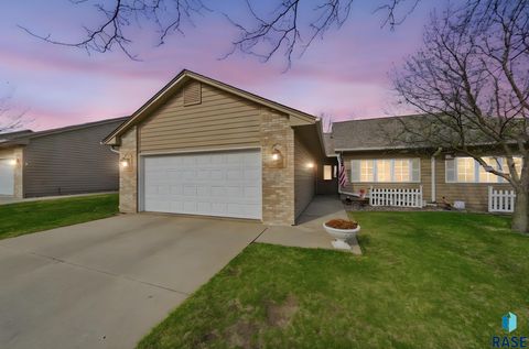 Photo of 7215 S Witzke Pl, Sioux Falls, SD 57108 (MLS # 22602491)