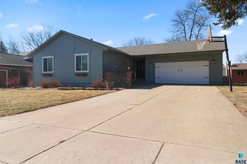 Photo of 2505 S Pepper Ridge Ave, Sioux Falls, SD 57103 (MLS # 22601666)