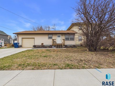 Photo of 404 W 1st Ave, Lennox, SD 57039 (MLS # 22601991)