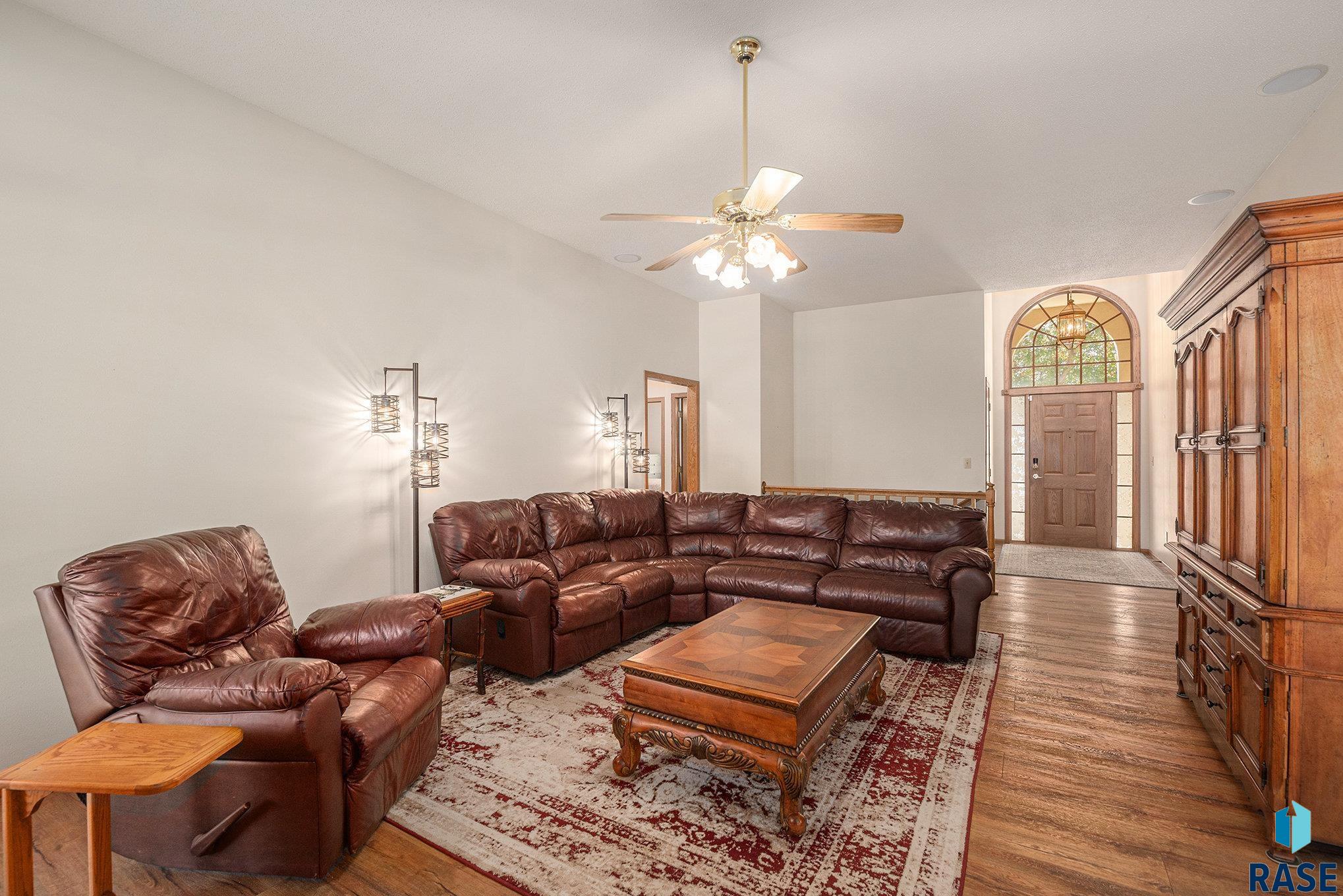 Sioux Falls, South Dakota 57106, United States, 4 Bedrooms Bedrooms, ,3 BathroomsBathrooms,Residential,Active,240864