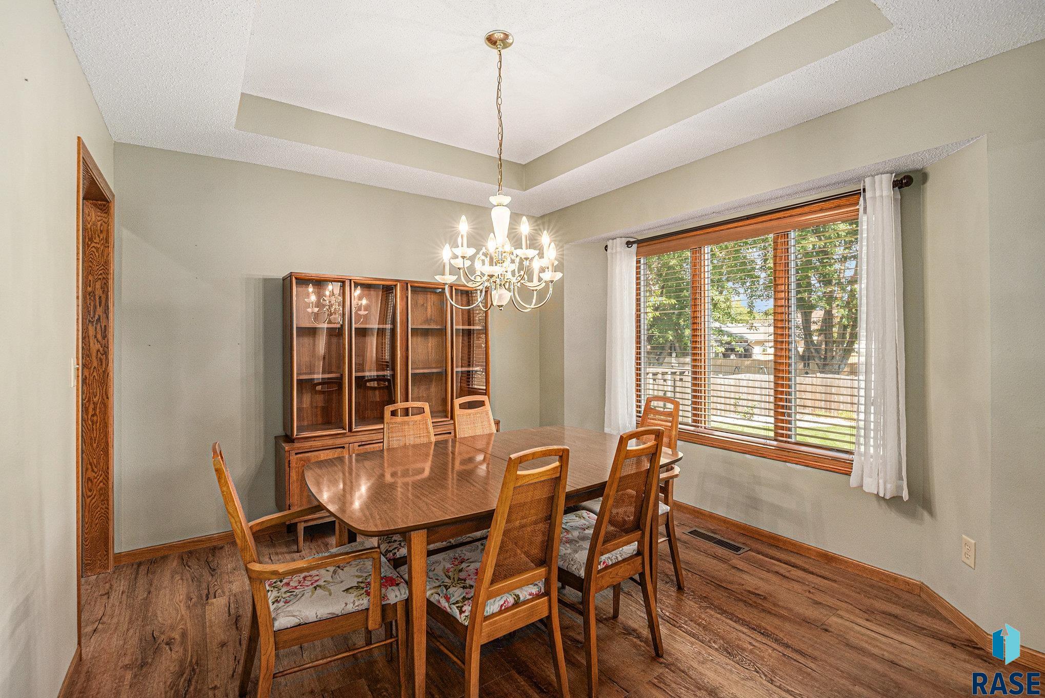 Sioux Falls, South Dakota 57106, United States, 4 Bedrooms Bedrooms, ,3 BathroomsBathrooms,Residential,Active,240864