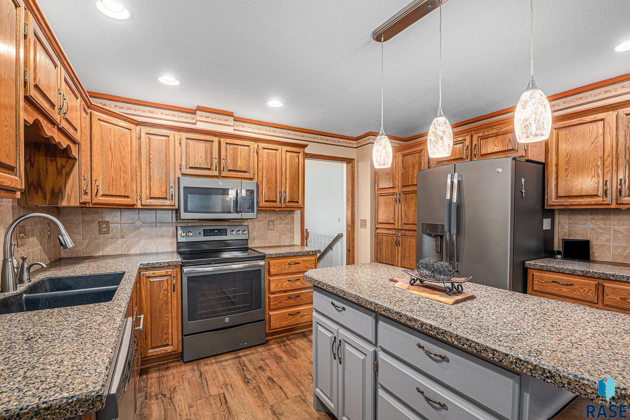 Sioux Falls, South Dakota 57106, United States, 4 Bedrooms Bedrooms, ,3 BathroomsBathrooms,Residential,Active,240864