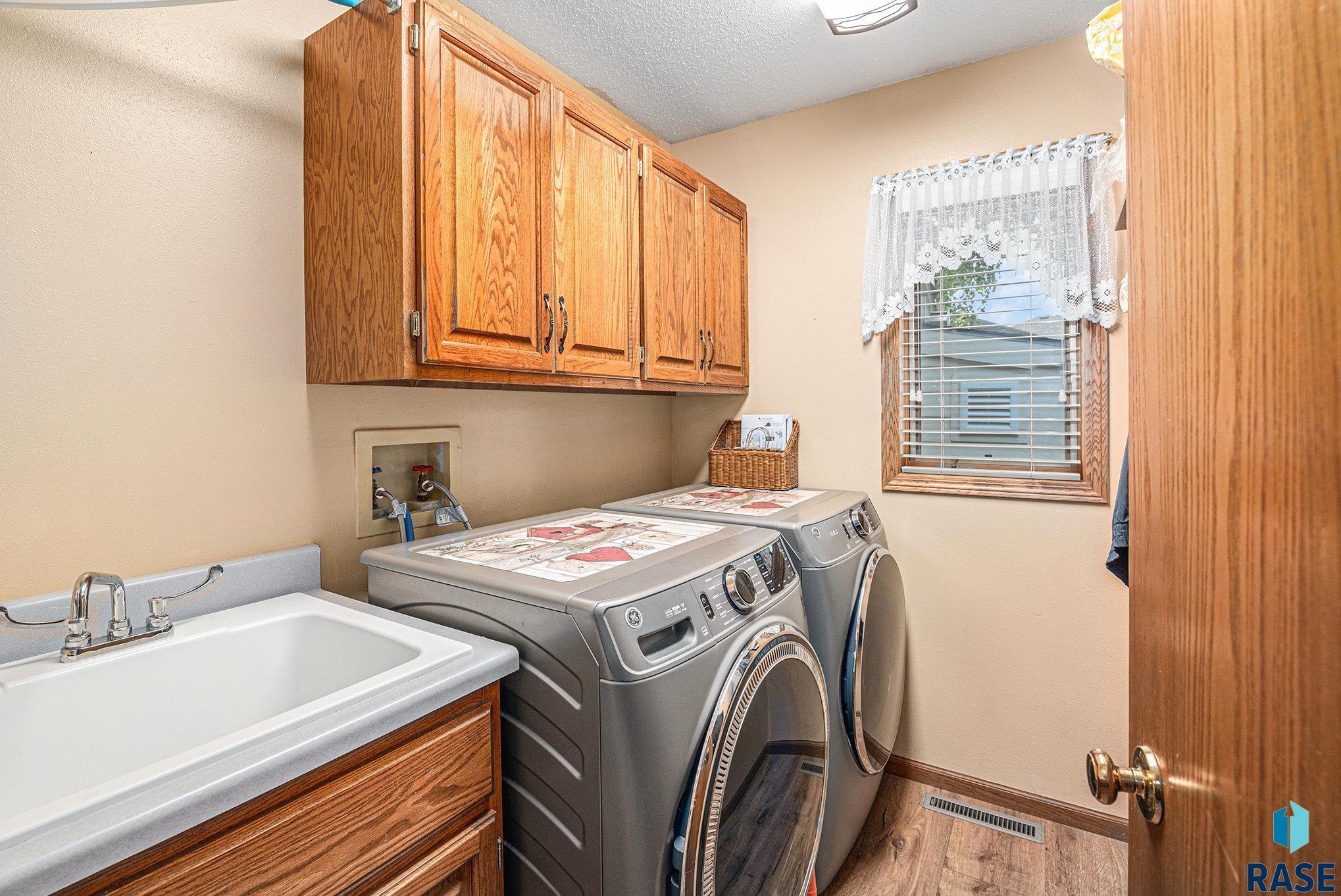 Sioux Falls, South Dakota 57106, United States, 4 Bedrooms Bedrooms, ,3 BathroomsBathrooms,Residential,Active,240864