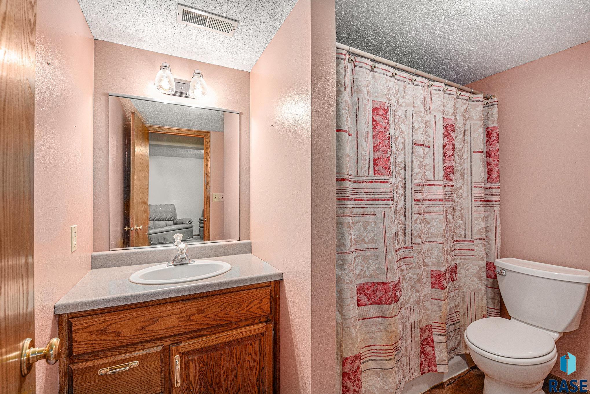 Sioux Falls, South Dakota 57106, United States, 4 Bedrooms Bedrooms, ,3 BathroomsBathrooms,Residential,Active,240864