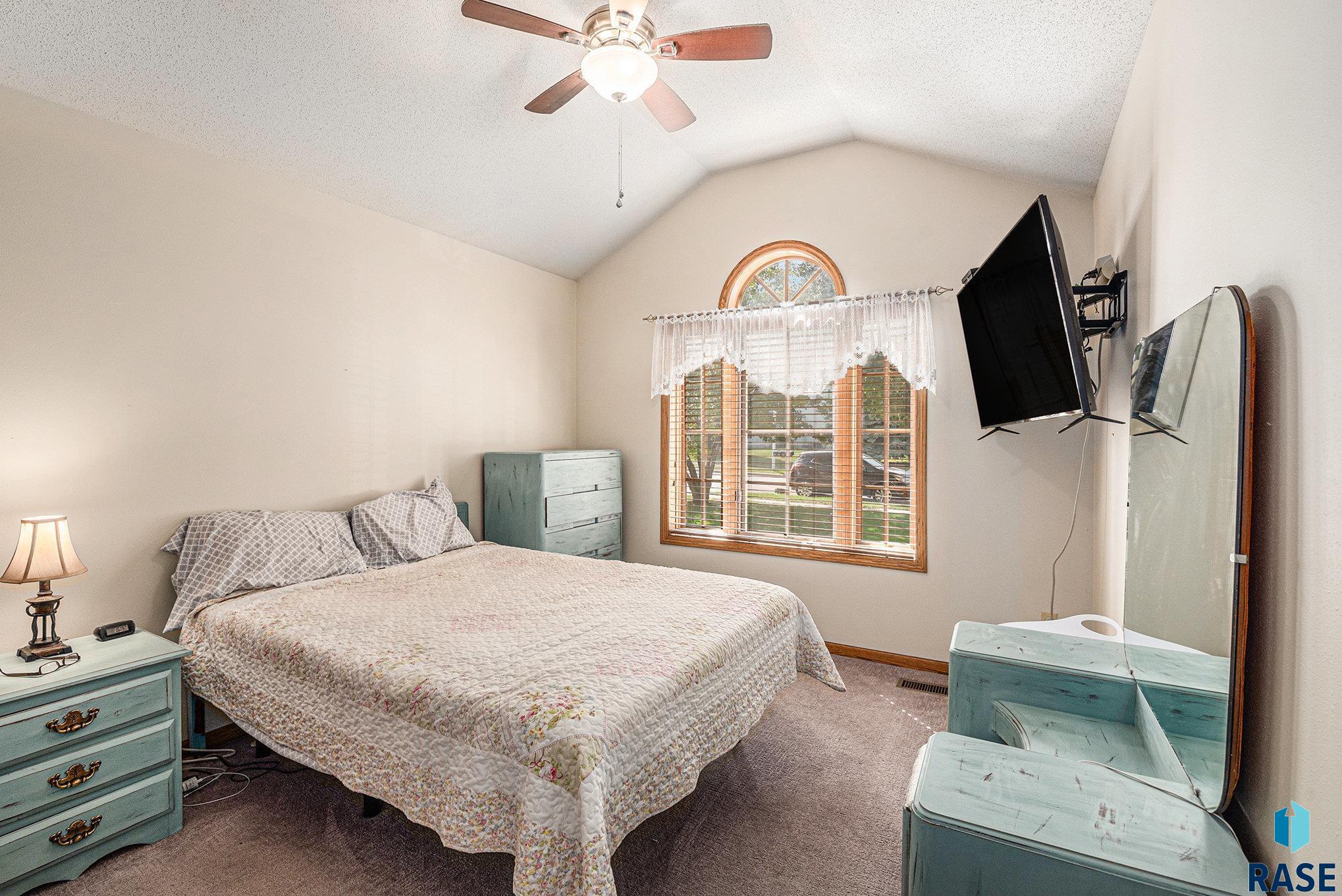 Sioux Falls, South Dakota 57106, United States, 4 Bedrooms Bedrooms, ,3 BathroomsBathrooms,Residential,Active,240864