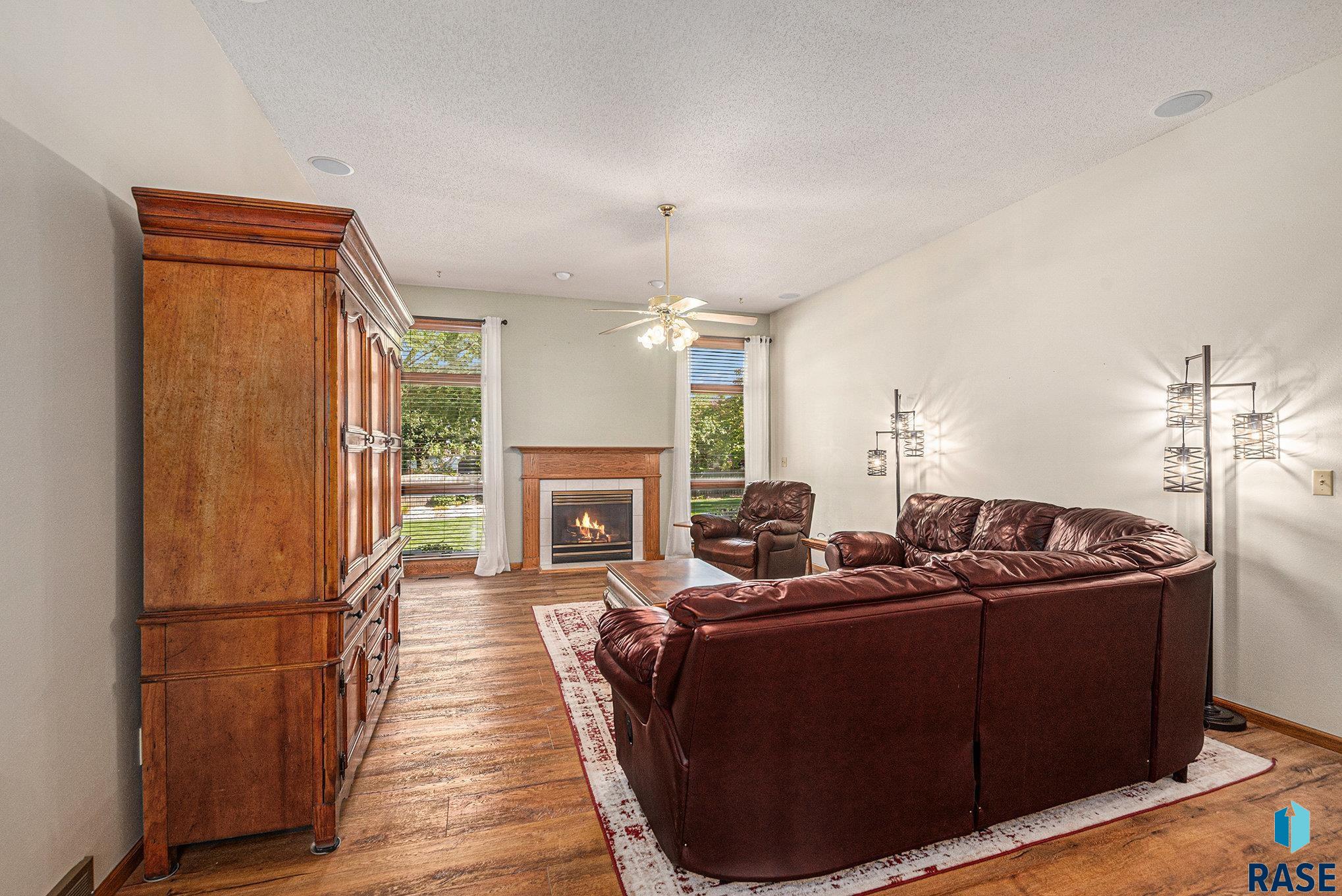 Sioux Falls, South Dakota 57106, United States, 4 Bedrooms Bedrooms, ,3 BathroomsBathrooms,Residential,Active,240864