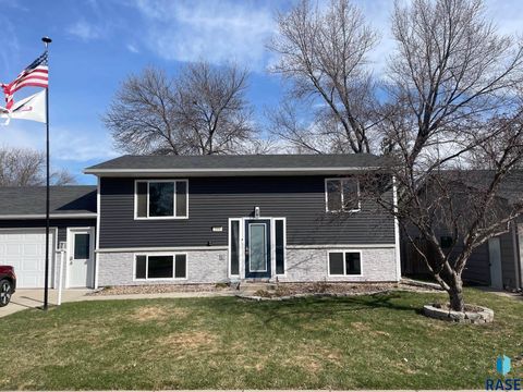 Photo of 204 W Ponderosa Dr, Brandon, SD 57105 (MLS # 22602230)