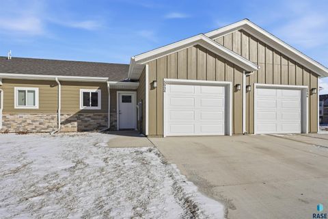 Photo of 5934 S Whisper Creek Pl, Sioux Falls, SD 57108 (MLS # 22600654)