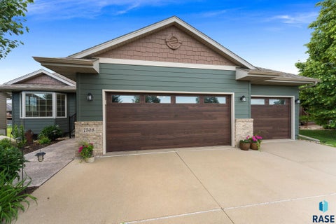 Homes For Sale - 7508 W Grinnell Circle<br/> Sioux Falls, SD 57106