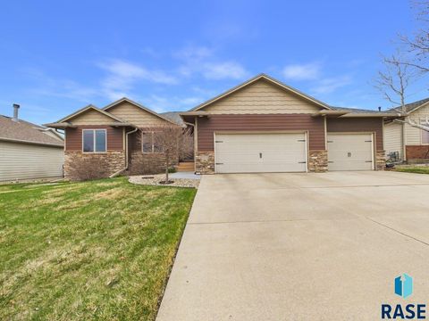 Photo of 7520 W Stoney Creek St, Sioux Falls, SD 57106 (MLS # 22602473)