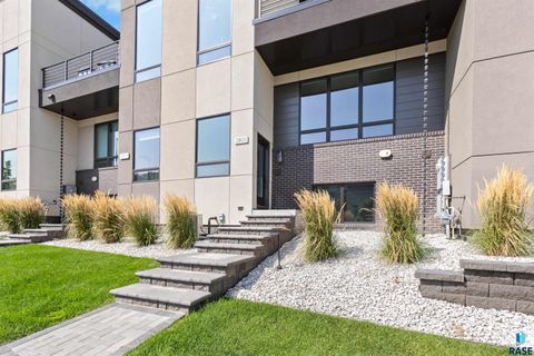 Photo of 2803 S Terry Ave, Sioux Falls, SD 57106 (MLS # 22604355)