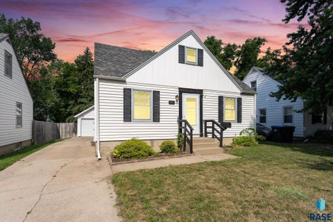 Photo of 317 N Grange Ave, Sioux Falls, SD 57104 (MLS # 22607989)