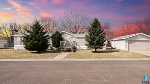 Photo of 305 N Rochelle Pl, Sioux Falls, SD 57110 (MLS # 22602096)