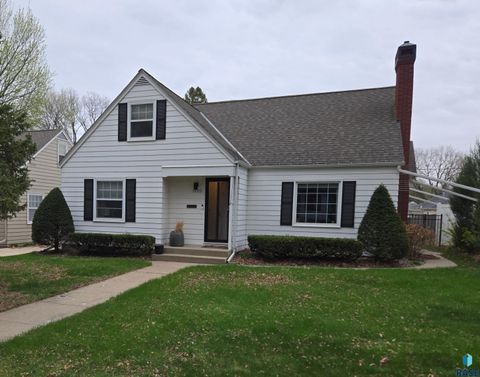 Photo of 1720 S 6th Ave, Sioux Falls, SD 57105 (MLS # 22602802)