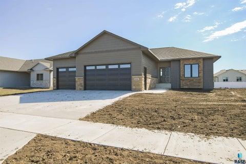 Homes For Sale - 818 Almond Avenue<br/> Harrisburg, SD 57032