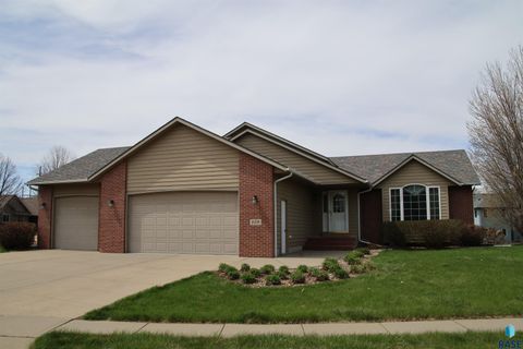 Photo of 809 S Outlook Dr, Sioux Falls, SD 57106 (MLS # 22508396)