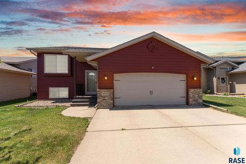 Photo of 4809 S Klein Ave, Sioux Falls, SD 57106 (MLS # 22603419)