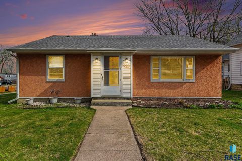 Photo of 928 W 3rd St, Sioux Falls, SD 57104 (MLS # 22602888)