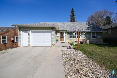 Photo of 704 S Western Ave, Sioux Falls, SD 57104 (MLS # 22602813)