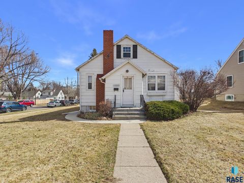 Photo of 1200 S Hawthorne Ave, Sioux Falls, SD 57105 (MLS # 22603441)