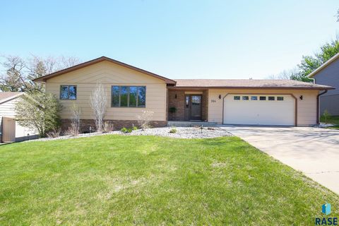 Photo of 304 E Autumn Ln, Sioux Falls, SD 57105 (MLS # 22602973)