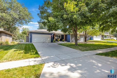 Photo of 2412 S 5th Ave, Sioux Falls, SD 57105 (MLS # 22602479)