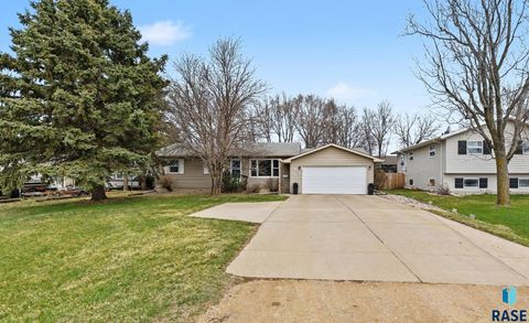 Photo of 1402 NE 3rd St, Madison, SD 57042 (MLS # 22602427)