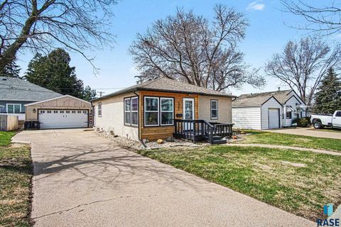 Photo of 1301 S Gary Dr, Sioux Falls, SD 57103 (MLS # 22602458)