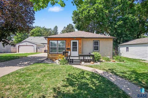 Homes For Sale - 1301 S Gary Drive<br/> Sioux Falls, SD 57103