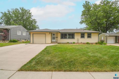 Homes For Sale - 1612 E 19th Street<br/> Sioux Falls, SD 57105