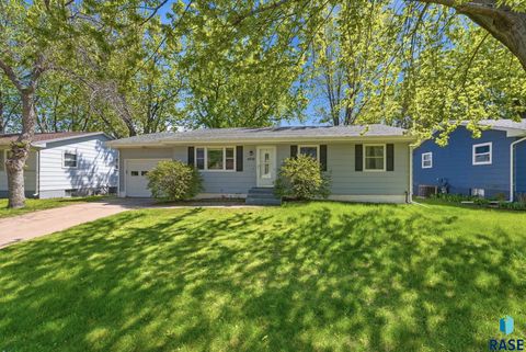 Homes For Sale - 4509 W 37th Street<br/> Minnehaha County, Sioux Falls, SD 57106