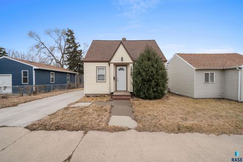 Photo of 1305 E 12th St, Sioux Falls, SD 57103 (MLS # 22601779)