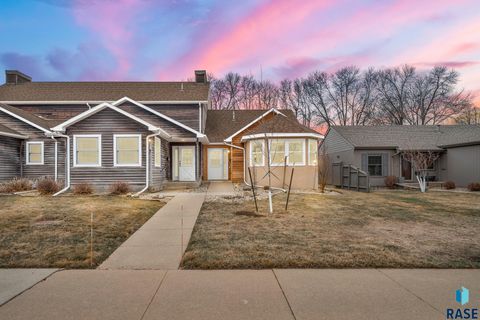 Photo of 2411 Center Ave S S, Sioux Falls, SD 57105 (MLS # 22602031)