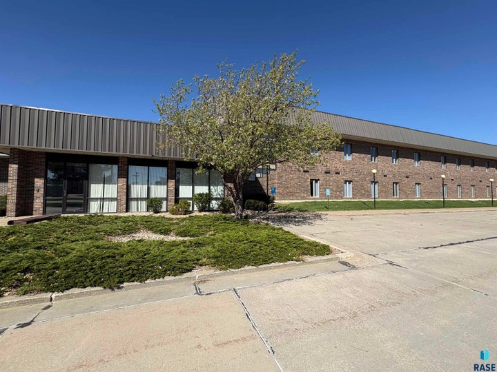 Photo 1 of 64 — 1515 N Sanborn Blvd 3, Mitchell, SD 57301