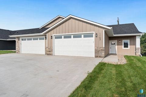 Photo of 1107 S Foss Ave, Sioux Falls, SD 57110 (MLS # 22602595)