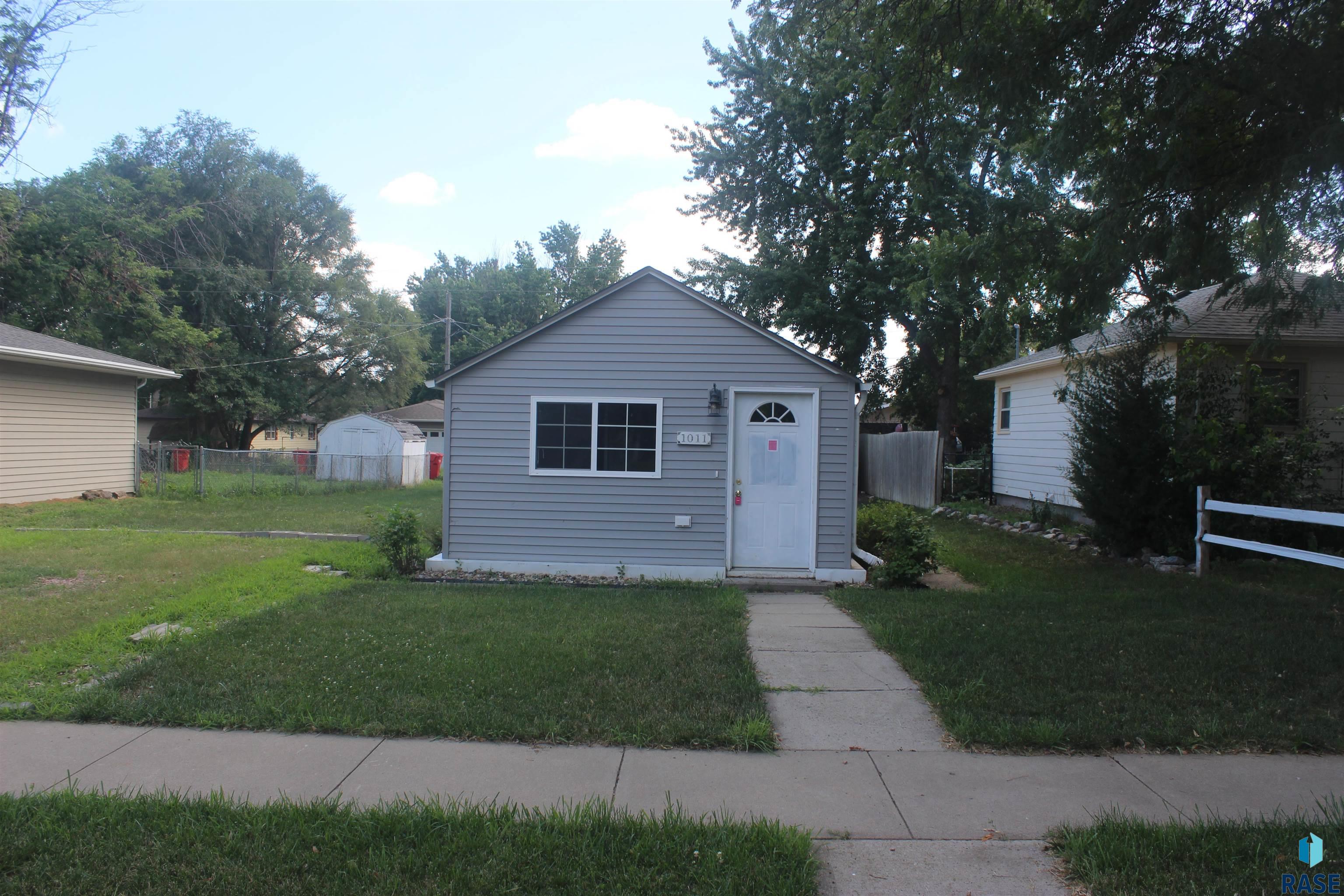 1011 E 13th St - Photo 2