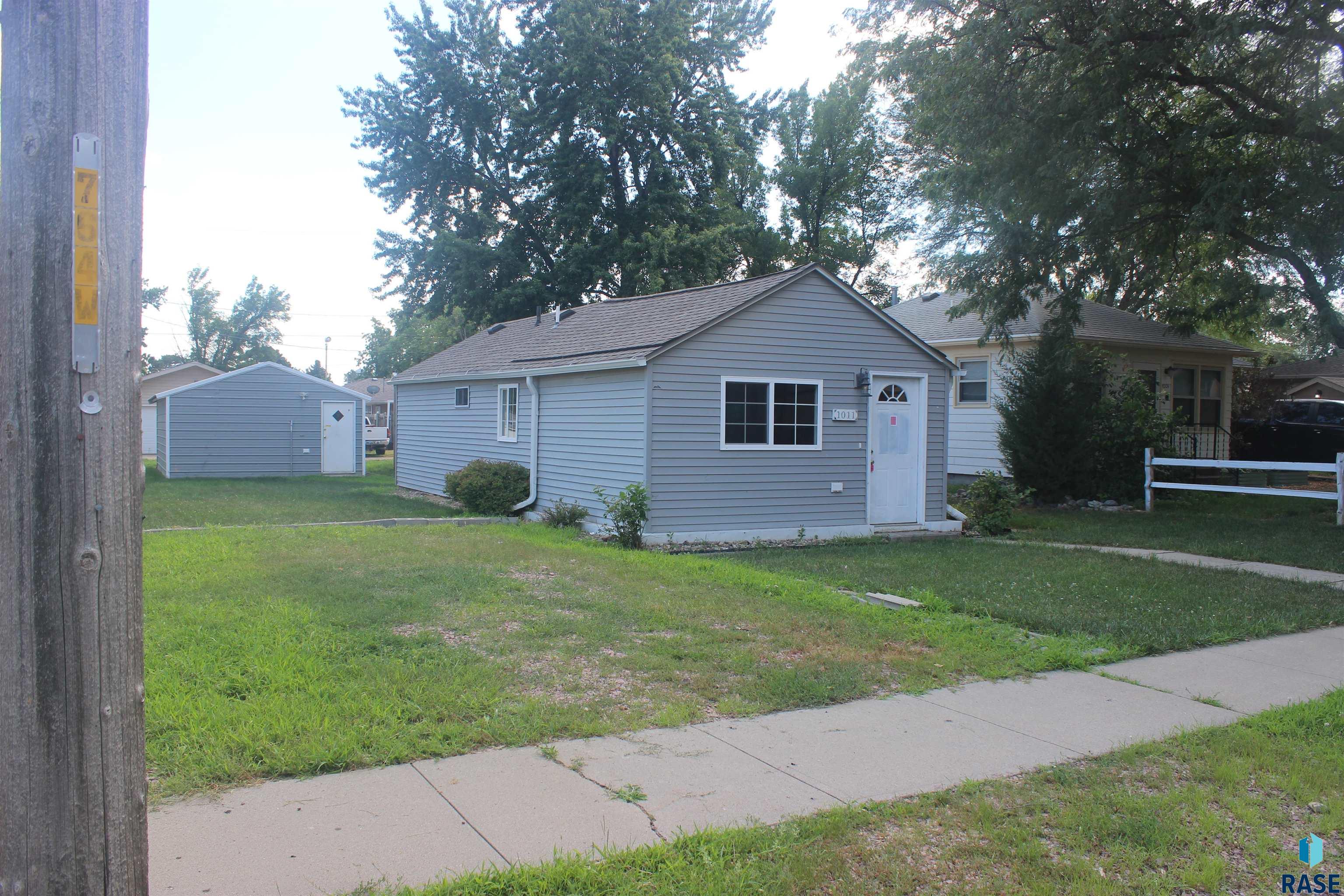 1011 E 13th St - Photo 3