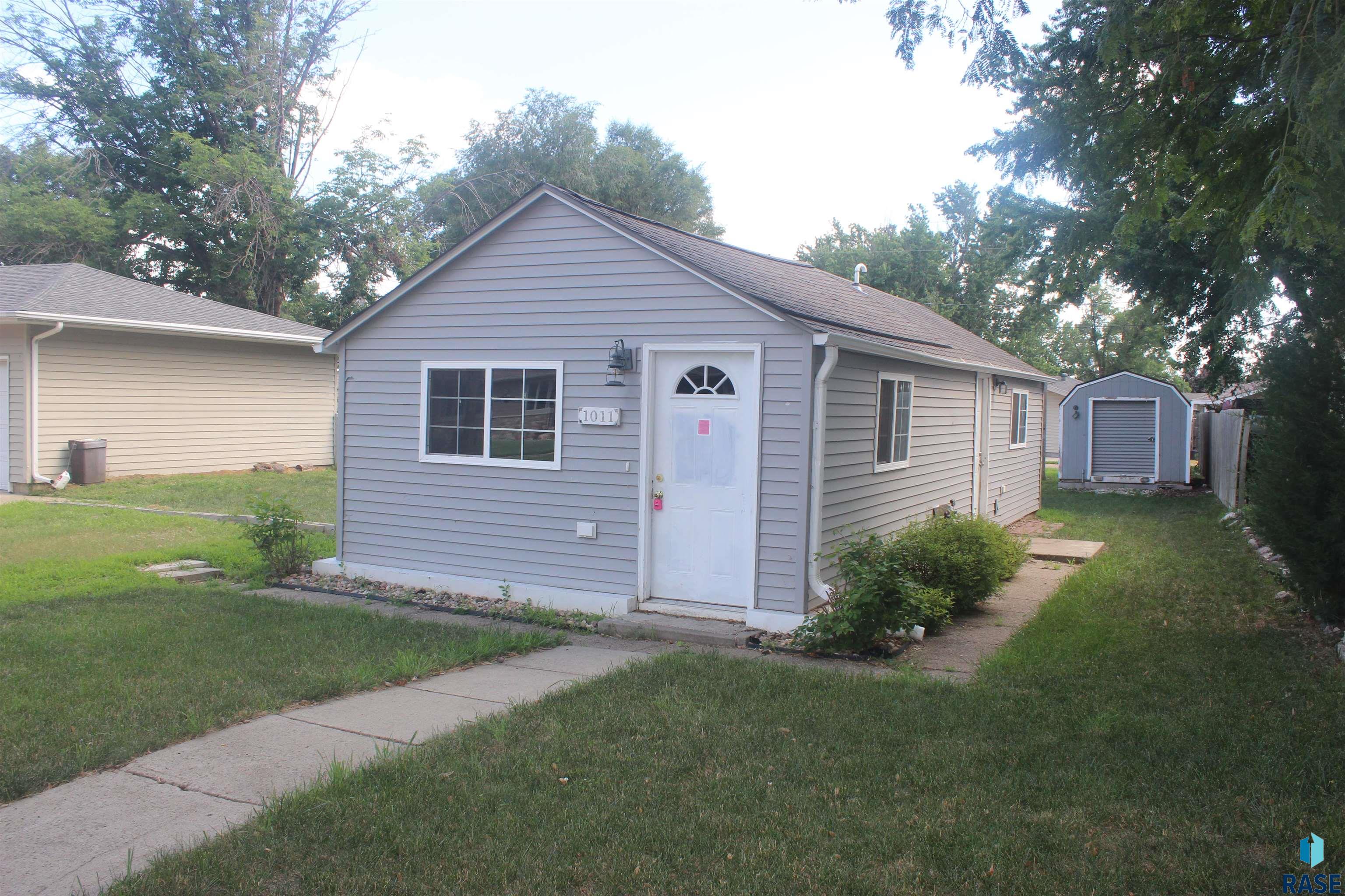 1011 E 13th St - Photo 4