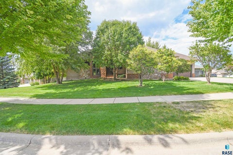 Homes For Sale - 1325 W Wicklow Court<br/> Lincoln County, Sioux Falls, SD 57108