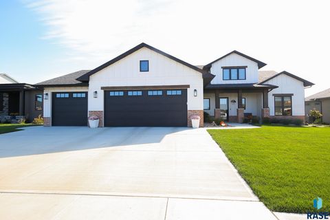 Photo of 5509 E Canter Ridge Cir, Sioux Falls, SD 57110 (MLS # 22601429)