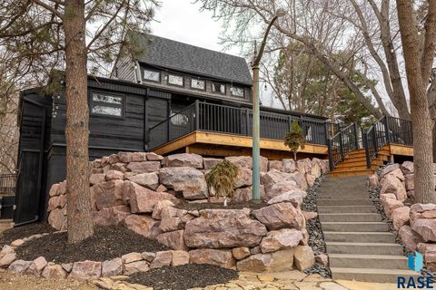 Photo of 2320 S Southeastern Ave, Sioux Falls, SD 57103 (MLS # 22602012)