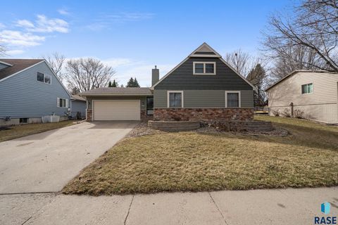 Photo of 3009 S Greenwood Ave, Sioux Falls, SD 57106 (MLS # 22601919)