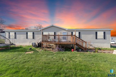 Photo of 203 N Cory Pl, Sioux Falls, SD 57110 (MLS # 22602807)