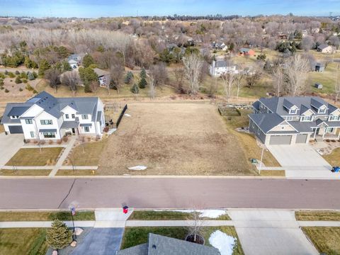 Photo of 205 N Autumnwood Ct, Sioux Falls, SD 57110 (MLS # 22600213)