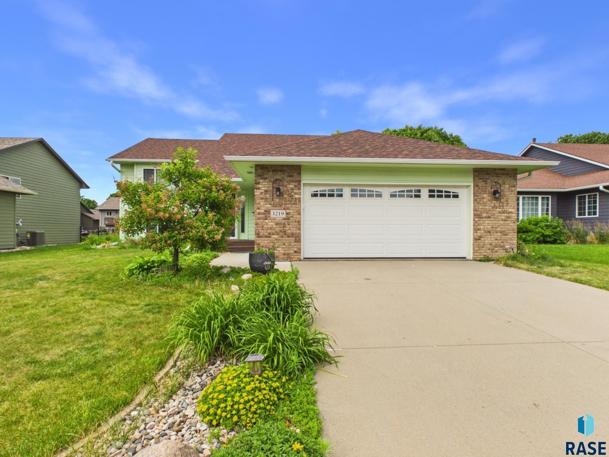 Photo 1 of 42 — 3219 S Grace Ave, Sioux Falls, SD 57103
